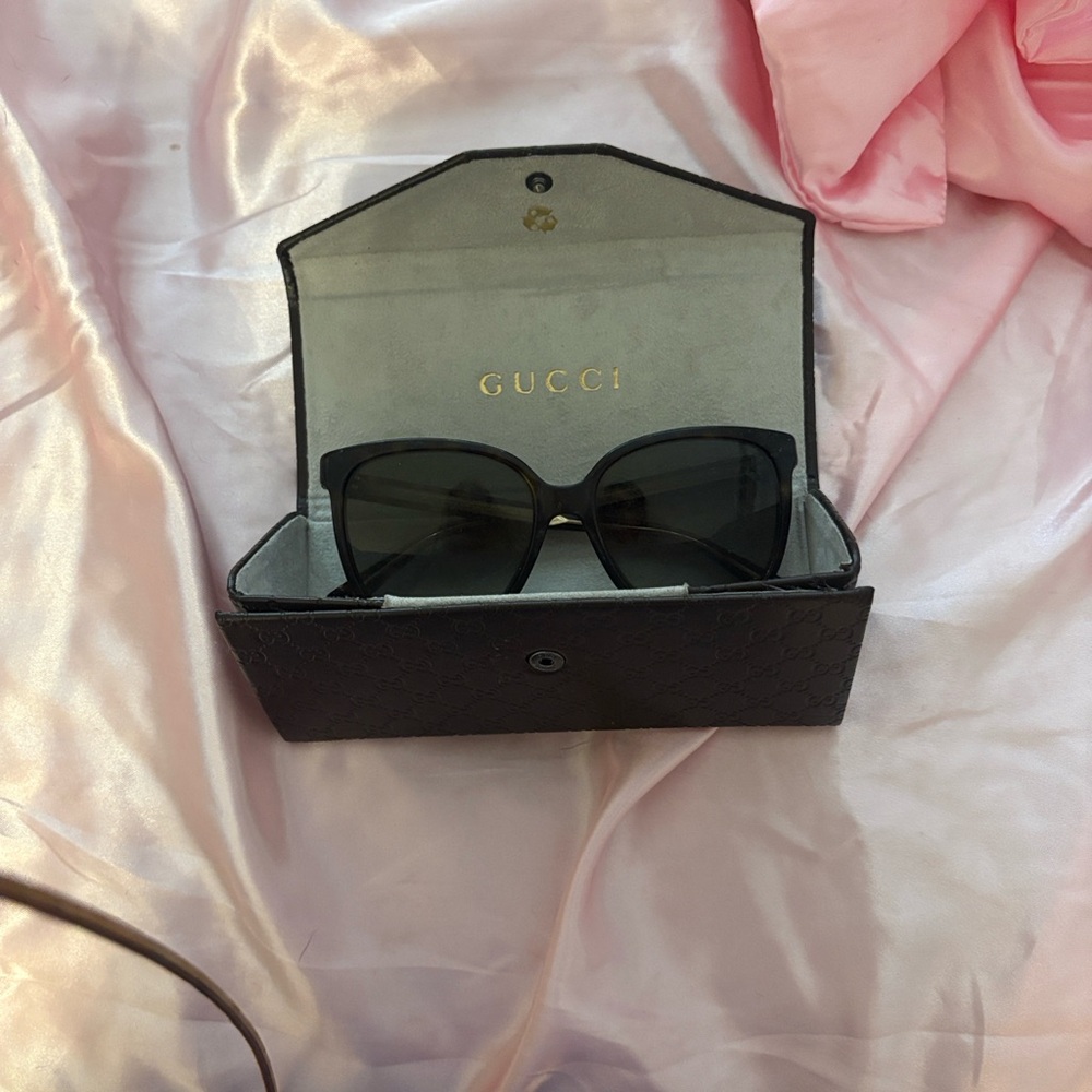 Gucci Elegant Black Sunglasses